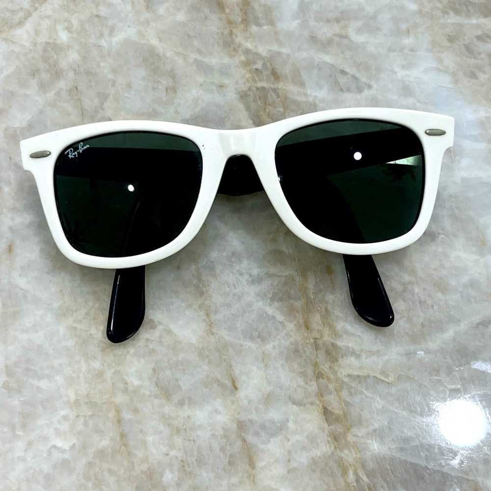 Classic retro Ray Ban sunglasses. Cannot go wrong!